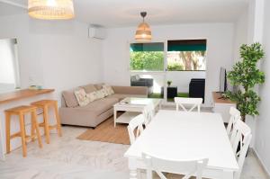 Casa 70, dúplex en Urbanización Lunamar by LaRomanaMarbella