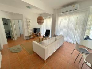 Avatara B condominium Family room B25