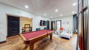Stylish 2nd Floor Apartment with Pool Table Office Space near Churchill Downs