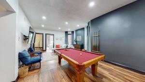 Stylish 2nd Floor Apartment with Pool Table Office Space near Churchill Downs