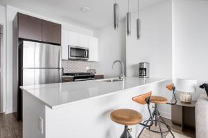 S Loop 1BR w Pool Gym Roof 1 block to L CHI-431