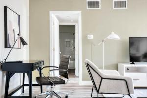 Encino 1br w wd pool gym nr Ventura Blvd LAX-947