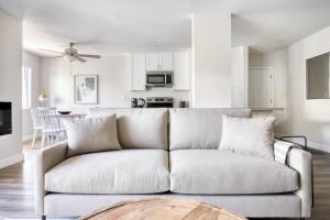 Encino 1br w wd pool gym nr Ventura Blvd LAX-947