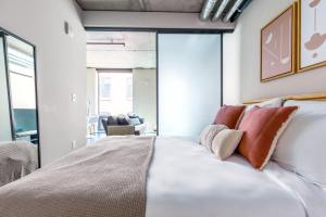 Downtown Studio w Gym WD walkable location SEA-47