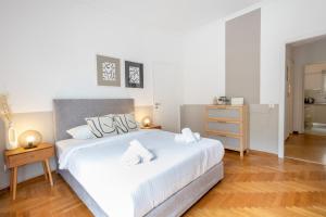 Spacious High-Ceiling 2-Bedroom by Acropolis Museum