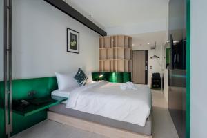 Standard - 1 Queen Bed