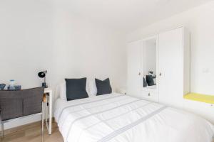 Sejours chez l'habitant Private room in renovated apartment - Tram 1 min walk : photos des chambres