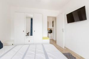 Sejours chez l'habitant Private room in renovated apartment - Tram 1 min walk : photos des chambres