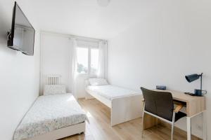 Sejours chez l'habitant Private room in renovated apartment - Tram 1 min walk : photos des chambres