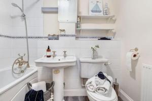 Stylish Cottage - Parking - Garden - Sleeps 6