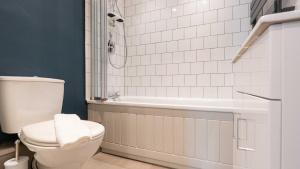 One-Bedroom Apartment with Garden room in Lamington Apartments Hammersmith
