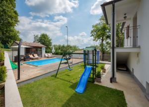 A charming poolside villa in Pazin 