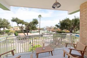 Global Vacacional, Apartamento con terraza y piscina a un paso de la playa