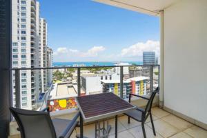 Pandanas Apt 7 15th fl with harbour and city views