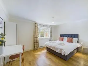 Duplex Redhill town centre Apt by Livingo Stays - Chipstead