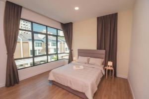Luxury 3-sty semi-D 5BR 5Bath@Batu Ferringhi 15ppl