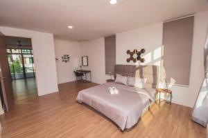 Luxury 3-sty semi-D 5BR 5Bath@Batu Ferringhi 15ppl