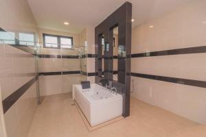 Luxury 3-sty semi-D 5BR 5Bath@Batu Ferringhi 15ppl