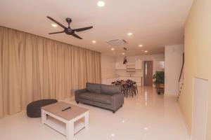 Luxury 3-sty semi-D 5BR 5Bath@Batu Ferringhi 15ppl