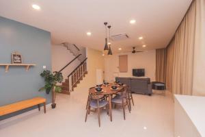 Luxury 3-sty semi-D 5BR 5Bath@Batu Ferringhi 15ppl
