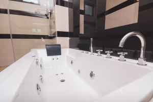 Luxury 3-sty semi-D 5BR 5Bath@Batu Ferringhi 15ppl