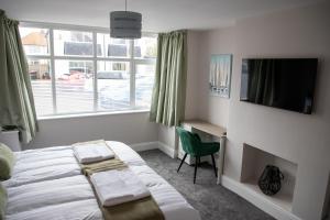 Wave Stays - Ground Floor Apartment - Outside Seating Area