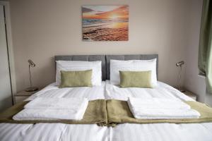 Wave Stays - Ground Floor Apartment - Outside Seating Area