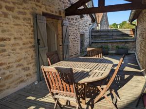 Maisons de vacances La Terrasse - Old Winemaker's Cottage in St Gengoux : photos des chambres
