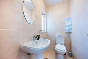 Casa May - Spacious family home with great outdoors!