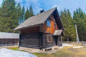 Mala koča Wooden Cabin 
