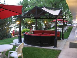 River Terrace Inn