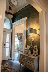 Casa Italia Retreat Sleeps 10 with Hot tub for 6.