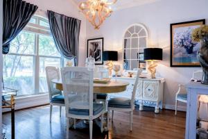 Casa Italia Retreat Sleeps 10 with Hot tub for 6.