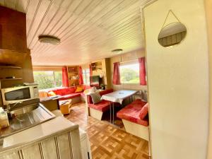 Mobilhome sous chalet en bois à la ferme