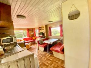 Chalets Mobilhome sous chalet en bois au calme a la ferme : photos des chambres