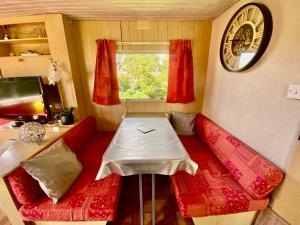 Mobilhome sous chalet en bois à la ferme