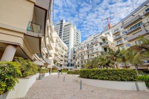 Exclusive Pendergardens Apt with outdoor dining area