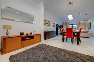 Exclusive Pendergardens Apt with outdoor dining area