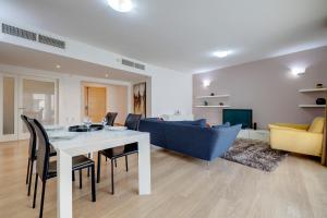 Spacious Pender Gardens Apt with private balcony