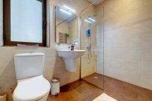 Spacious Pender Gardens Apt with private balcony