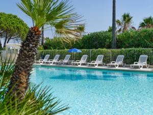 CAP HERMES PORT FREJUS VUE MER ET PORT PIEDS DANS LEAU piscine pkg