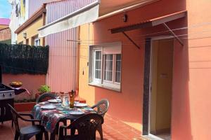 Casa María con jardín, aparcamiento y vistas al mar
