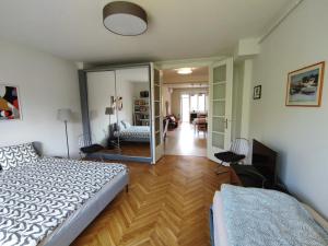 Park view, close to river, AC, Bauhaus vibe, 2 balconies