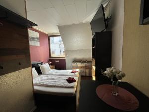 Rose cosy tiny studio with shared rooftop terrace and jacuzzi MK2