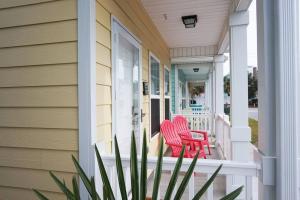 Beach Style Cottage One Block To Beach!