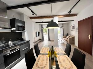 New! Cosy Two Bedroom Apartment by the Beach