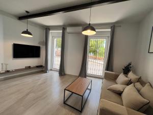 New! Cosy Two Bedroom Apartment by the Beach