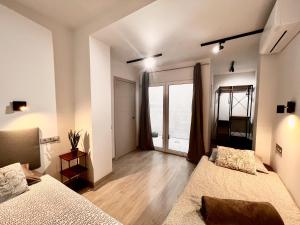 New! Cosy Two Bedroom Apartment by the Beach