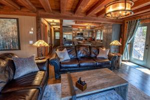Waters Edge Lakefront Cabin-Lake Nantahala w Dock