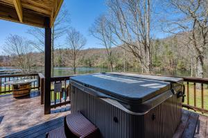 Waters Edge Lakefront Cabin-Lake Nantahala w Dock